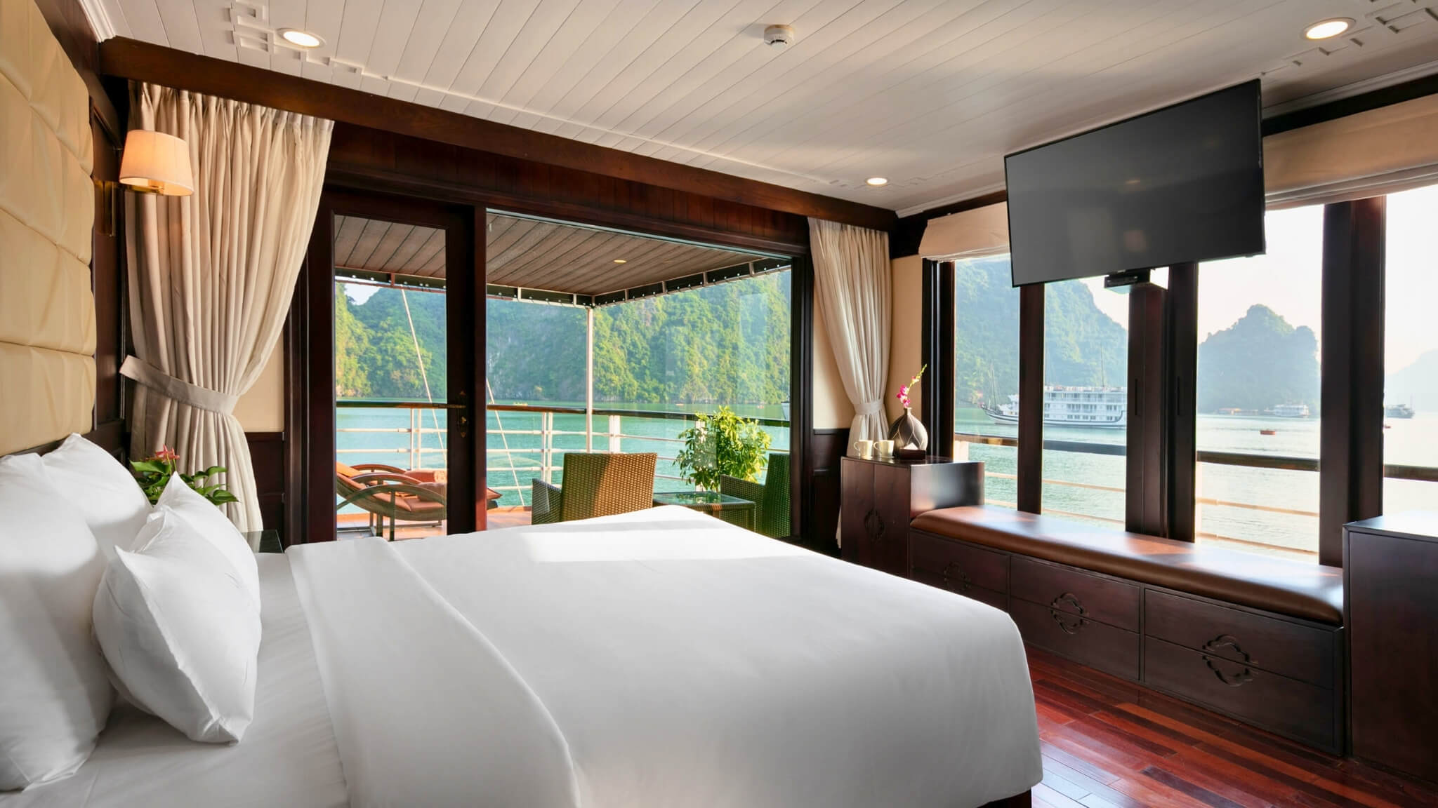 MilaLux Cruise Halong Bay - Royal Suite Balcony