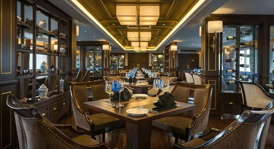 Paradise Elegance Cruise – Le marin restaurant tables Le marin restaurant tables on Paradise Elegance Cruise, Halong Bay