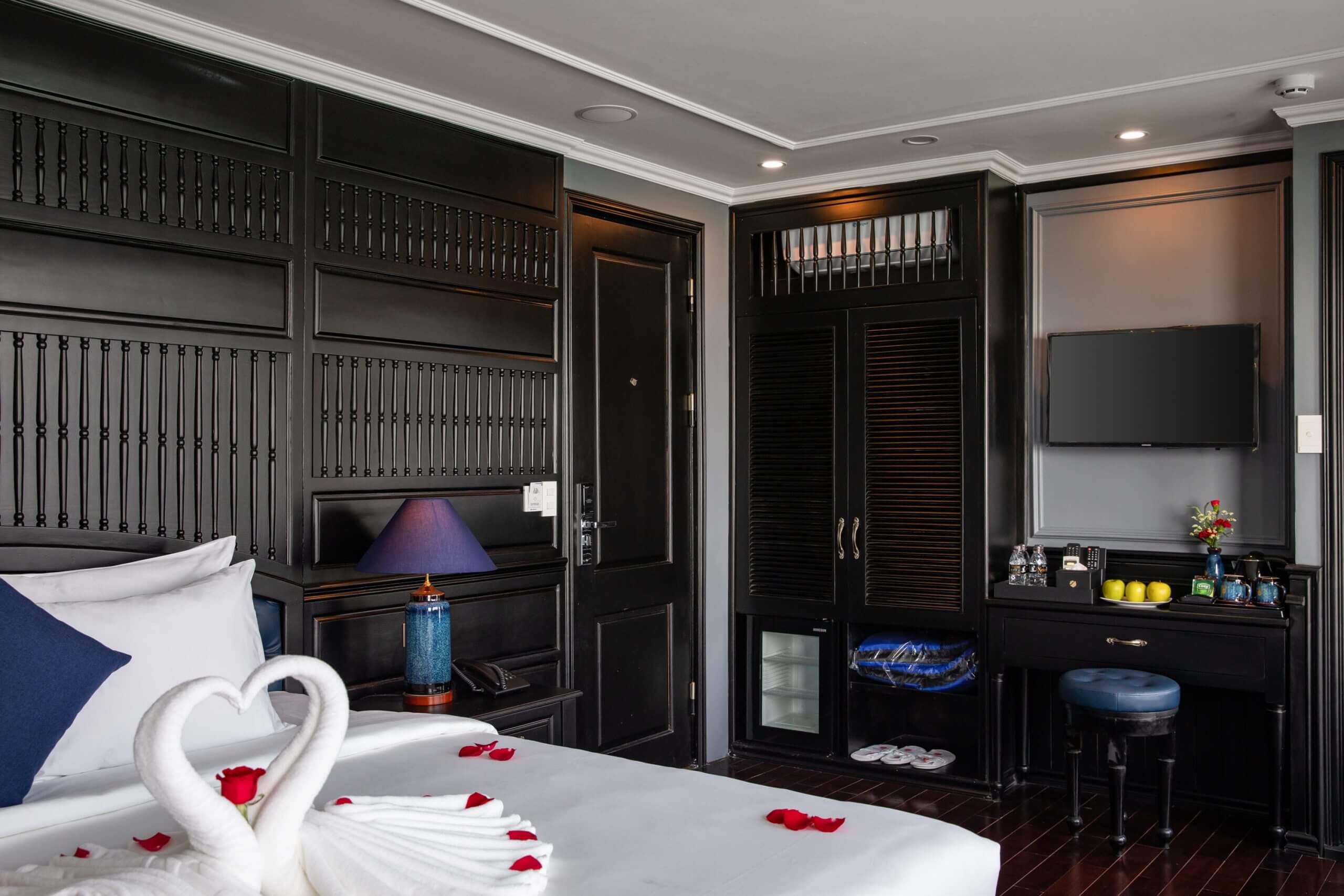 Luxury Suite With Private Ocean View Balcony 7