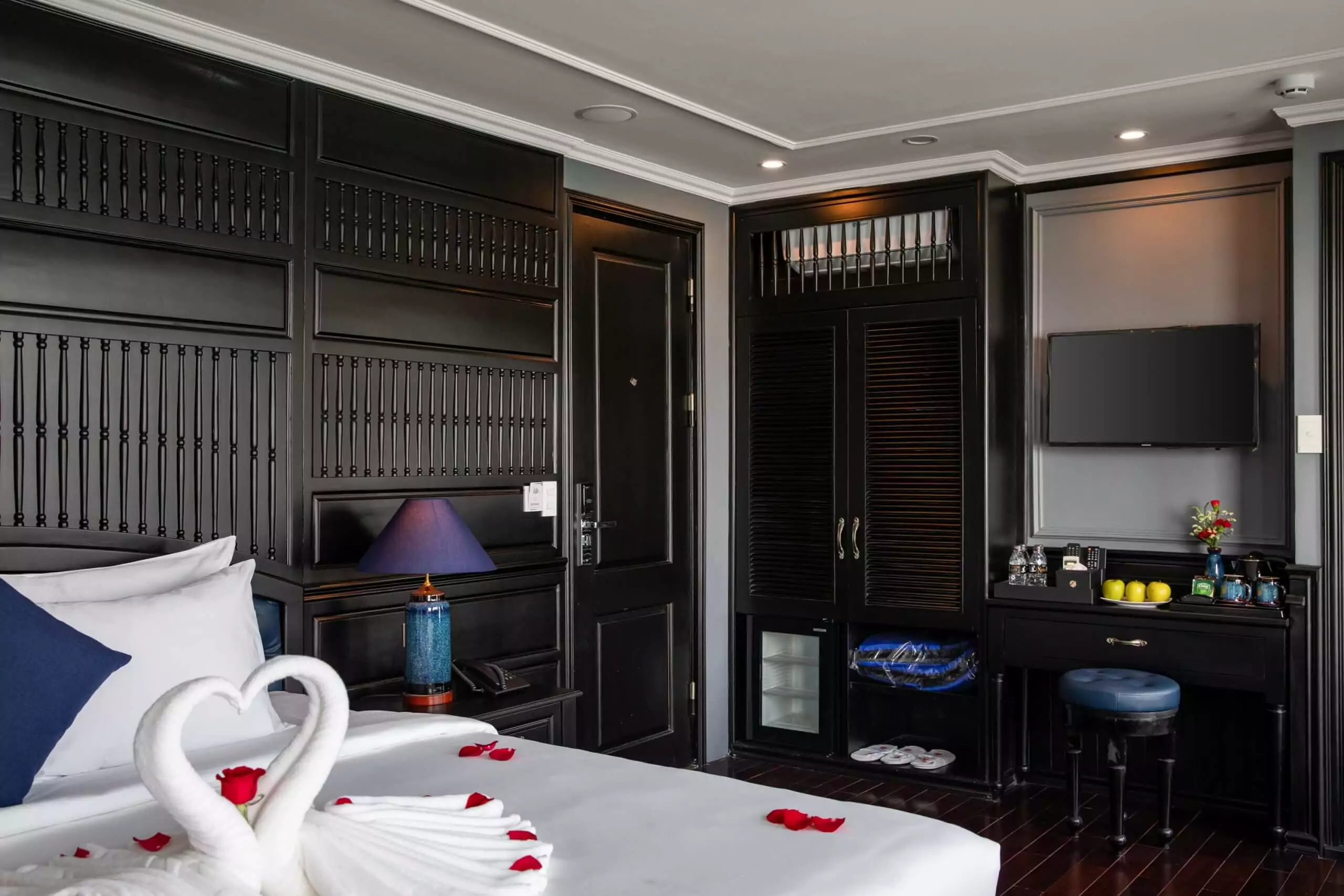 Luxury Suite With Private Ocean View Balcony 7