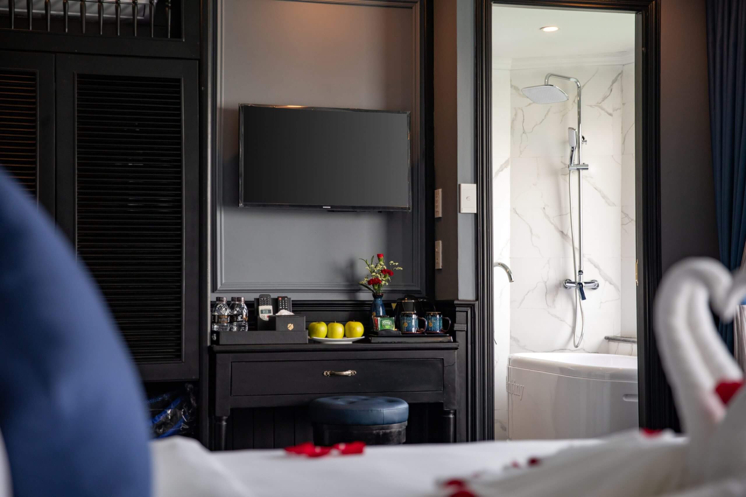 Luxury Suite With Private Ocean View Balcony 8