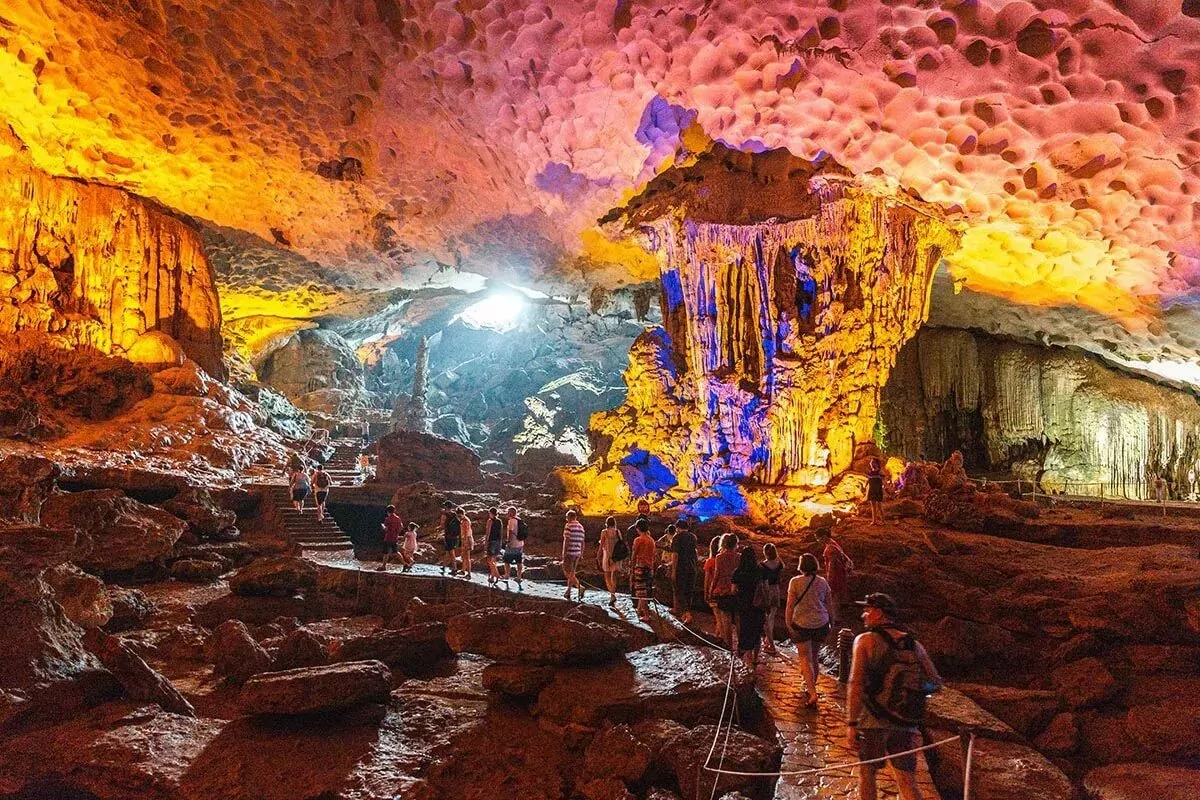 The Stunning Beauty of Sung Sot Cave in Halong Bay