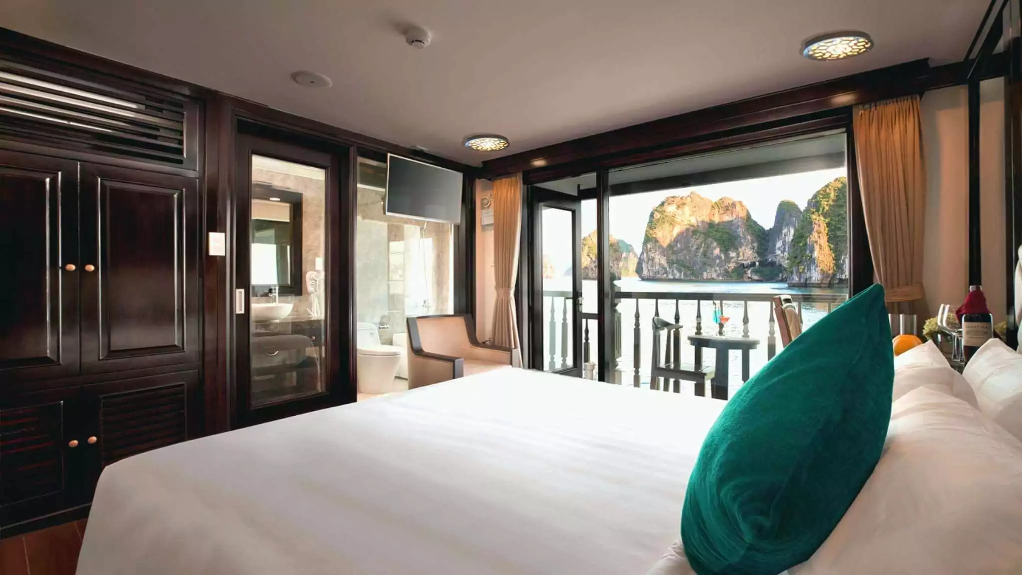 Alisa Premier Cruise Senior Suite Balcony Bedroom