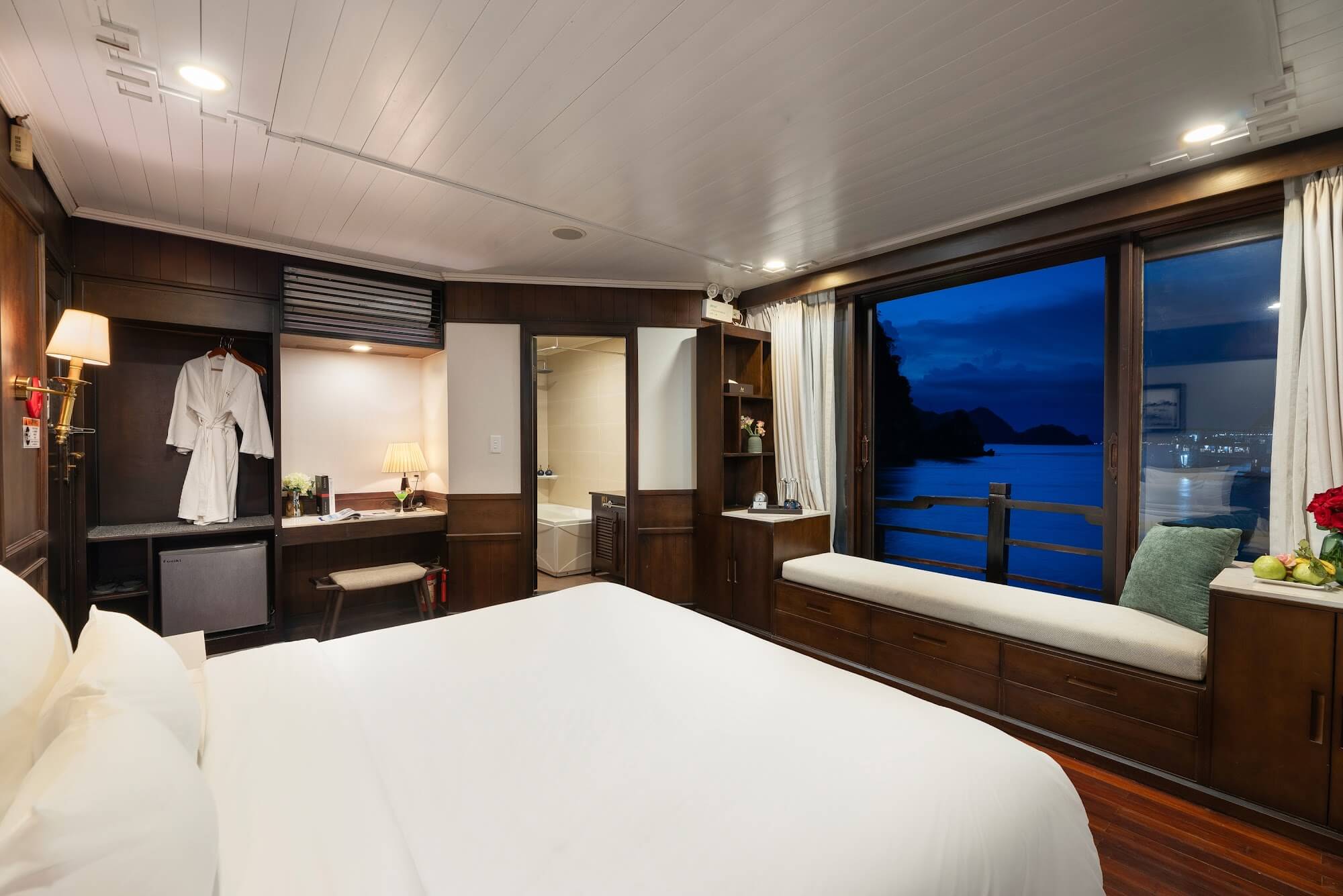 Halong Phoenix Cruises Royal Suite 15