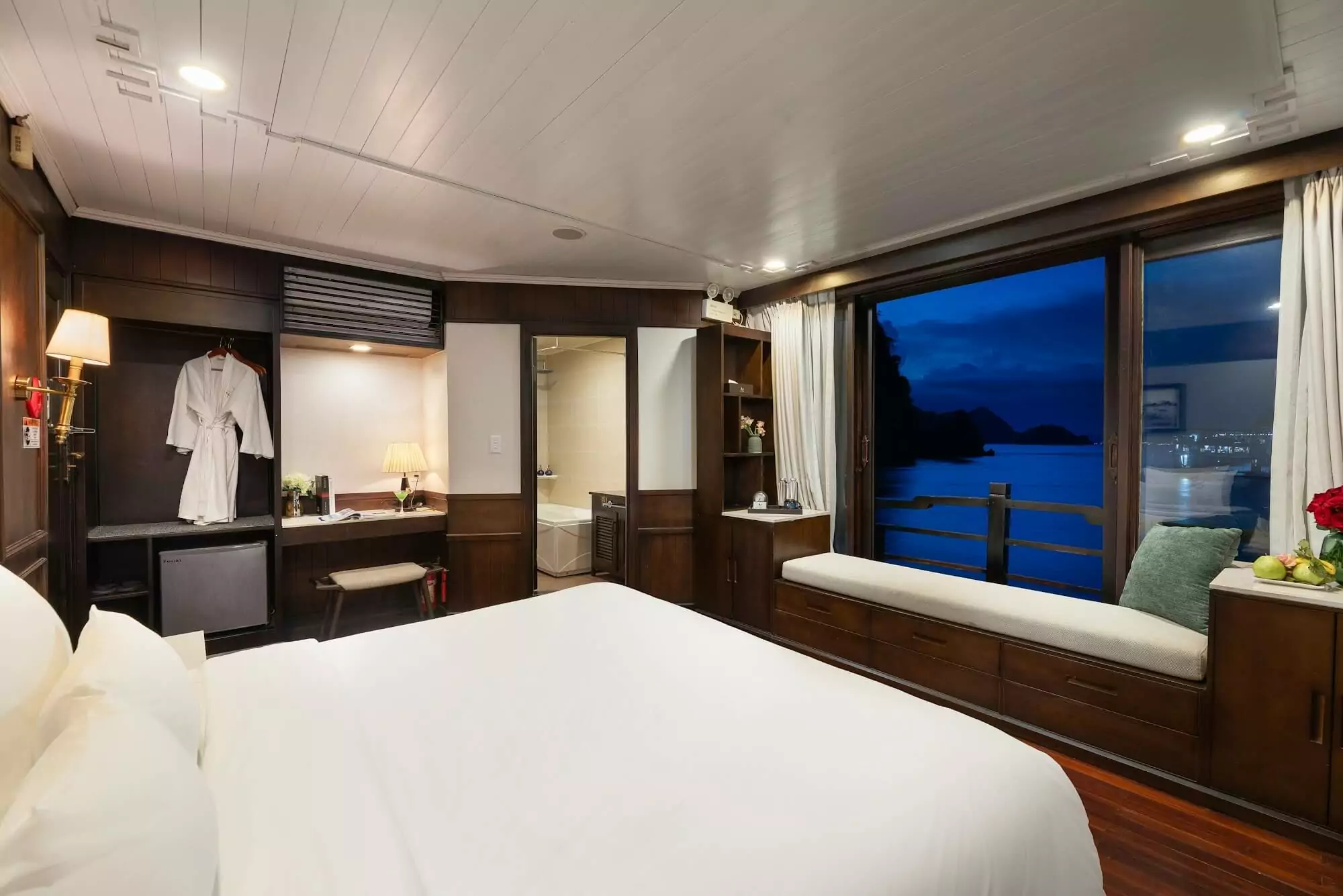 Halong Phoenix Cruises Royal Suite 15
