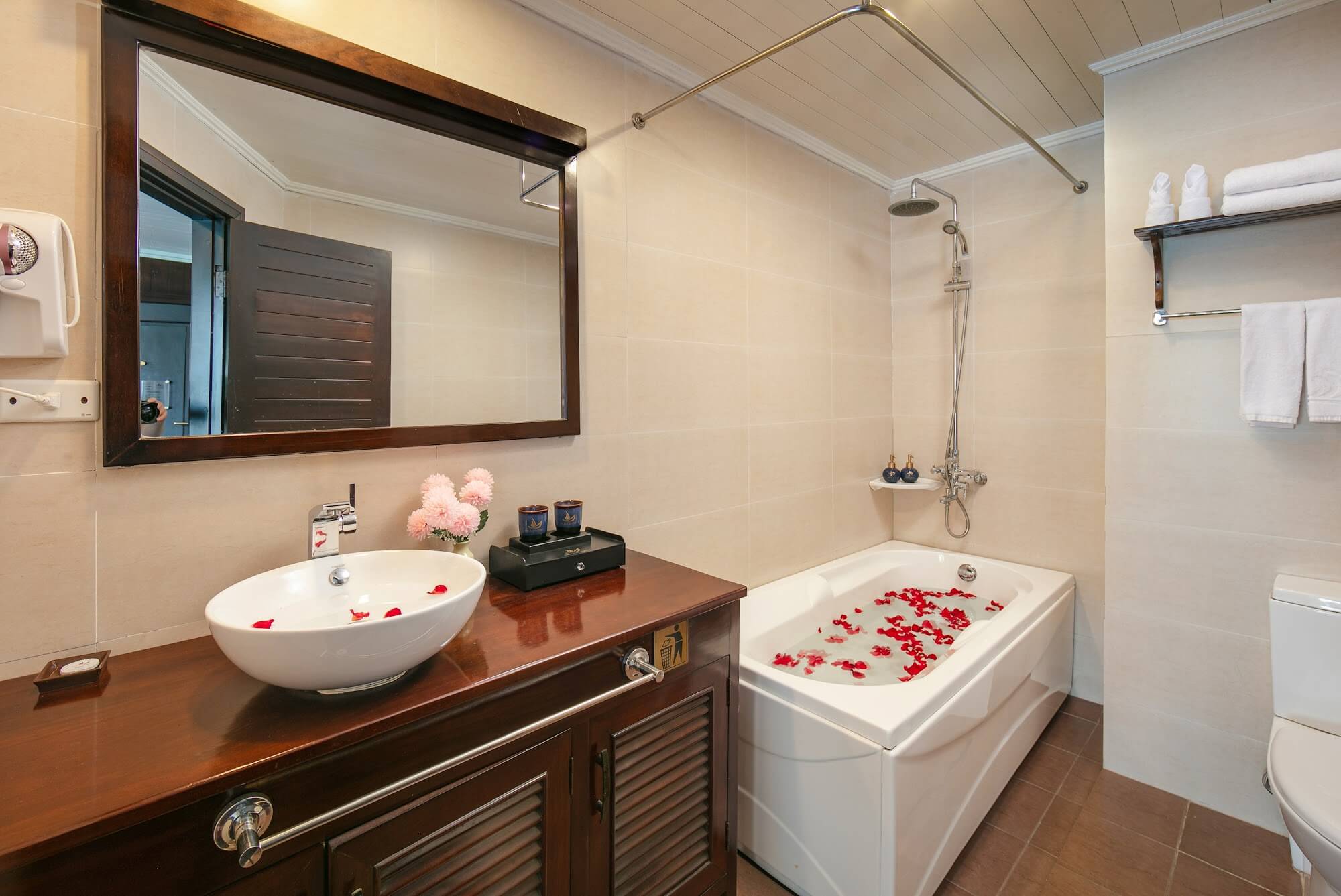 Halong Phoenix Cruises Royal Suite 5