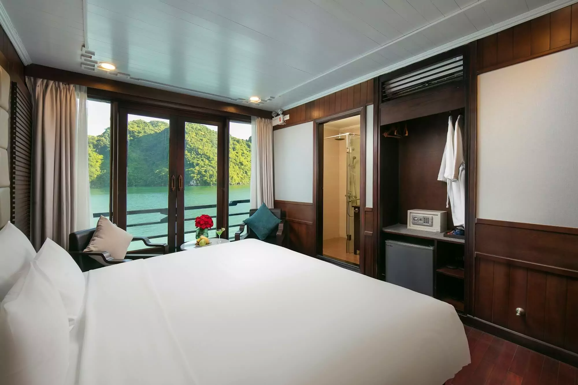 Halong Phoenix Cruises Suite Ocean Cabin 1 (7)