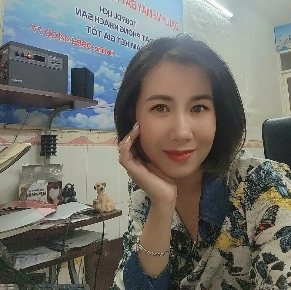 Jenny Hoang — Halong Bay Tour Operations Manager, 24/7 customer support Hanoi