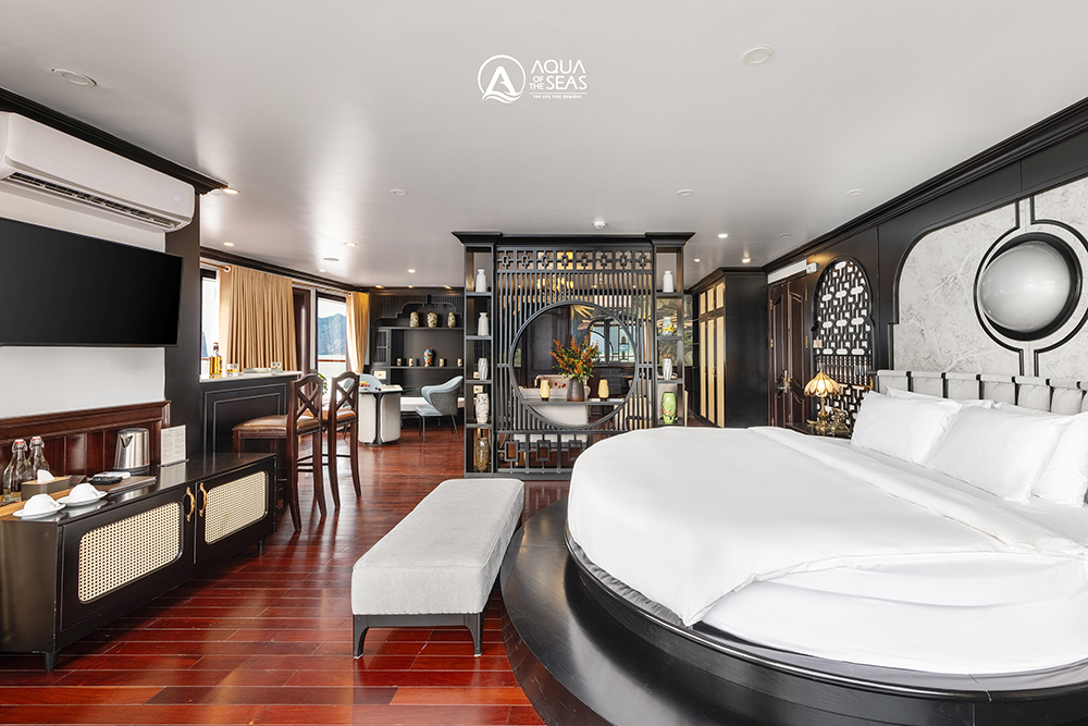 Aqua of the Seas Cruise - President Cabin - Outdoor Jacuzzi 2