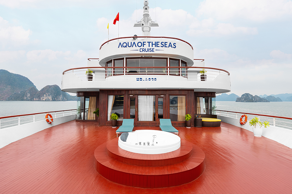 Aqua of the Seas Cruise - President Cabin - Outdoor Jacuzzi 6