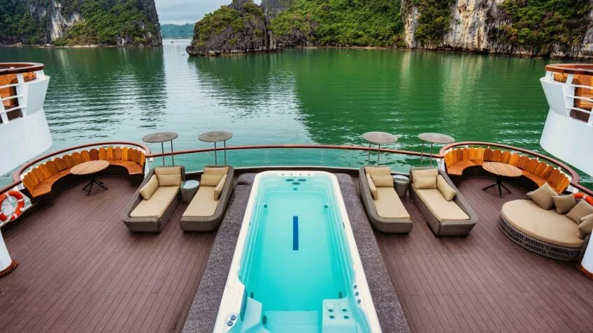 Jacuzzi pool on the sundeck