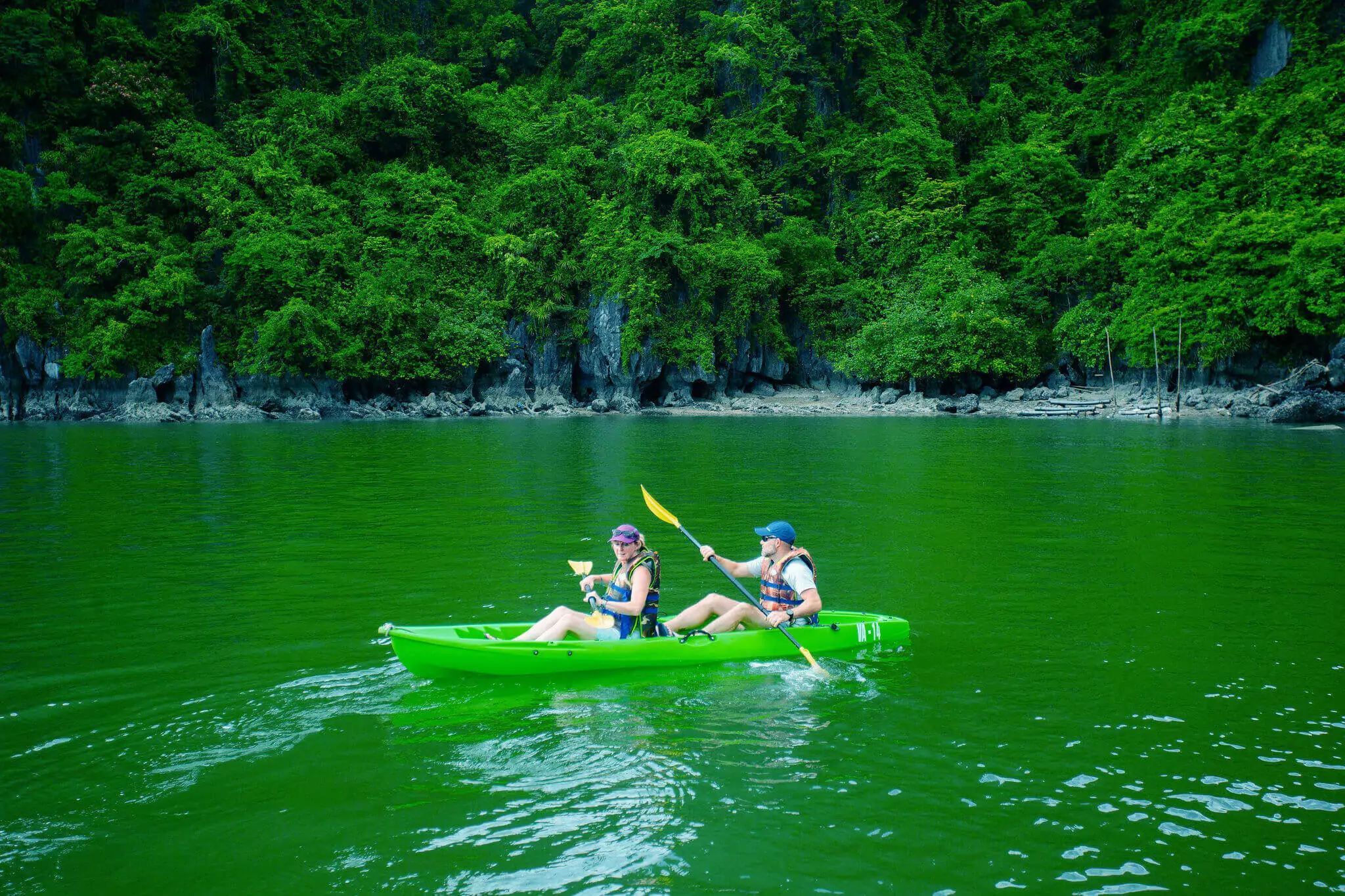 Halong Phoenix Day Cruise – Kayaking Couple