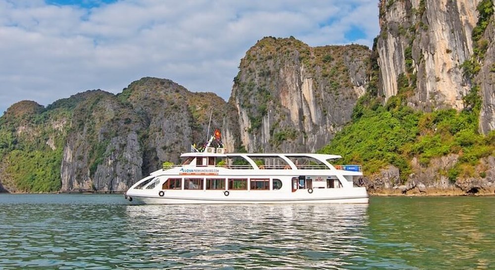 4-star day cruise underway in Halong Bay