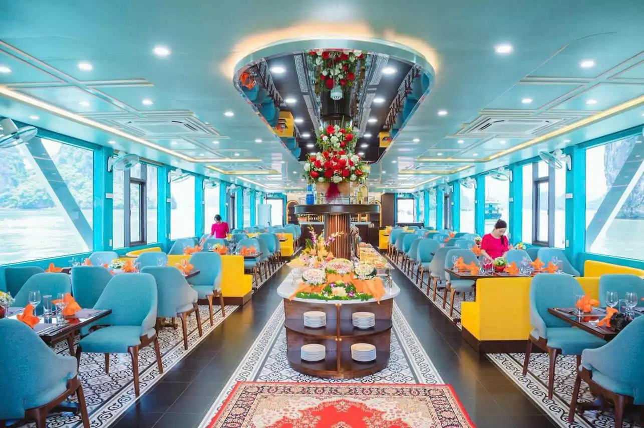 Restaurant with mirrored ceiling design