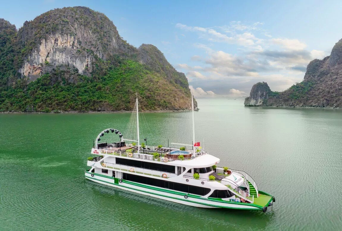 Vera Day Cruise – Golden Hour on Halong Bay