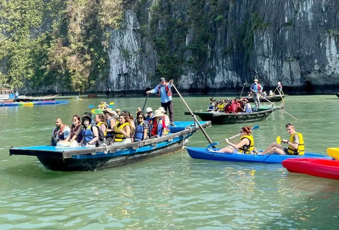 Vera Day Cruise – Bamboo boat at luon cave