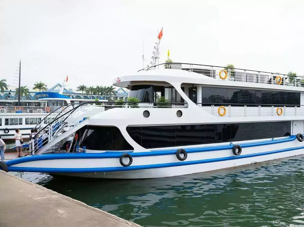 Vera Day Cruise – Boarding at tuan chau harbour