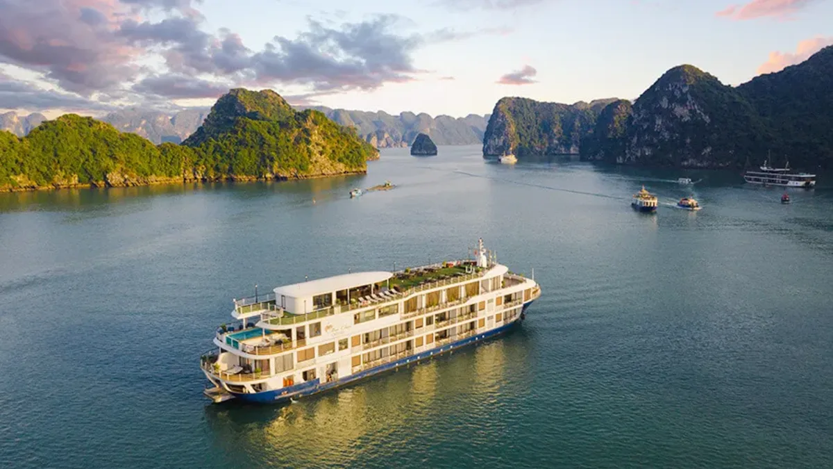 Mon Chéri Cruises sailing in Lan Ha Bay near Halong Bay