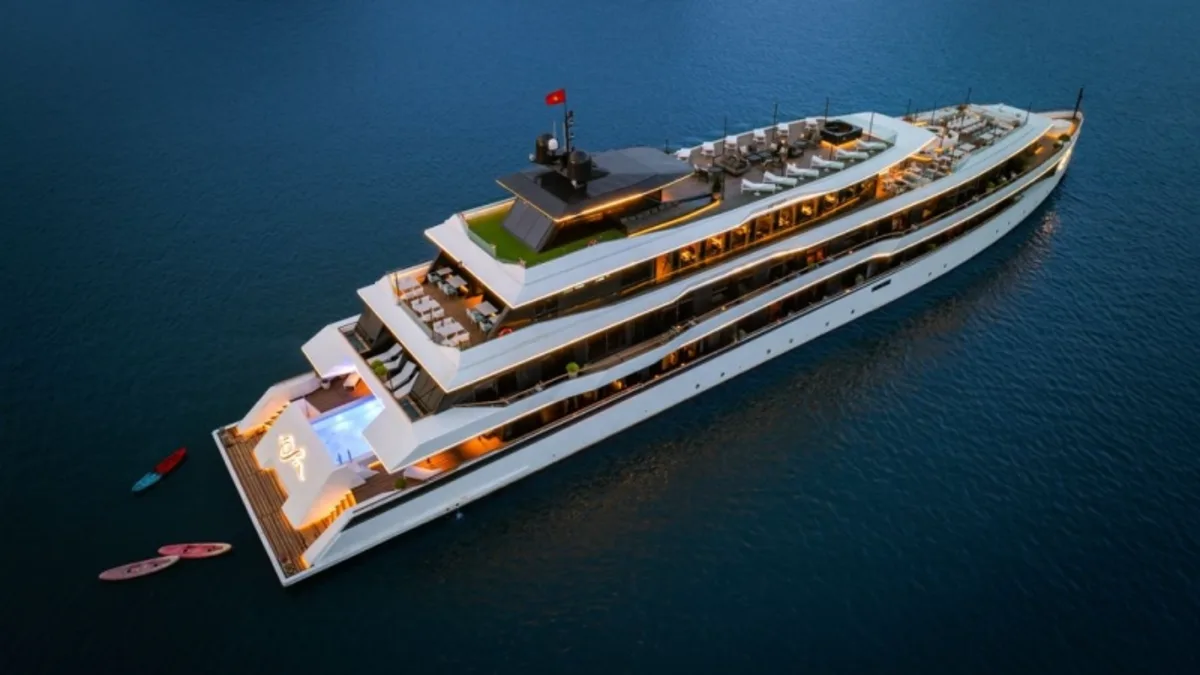 Aerial view of La SEN of the Bay Cruises and its sundeck Aerial view of La SEN of the Bay Cruises and its sundeck