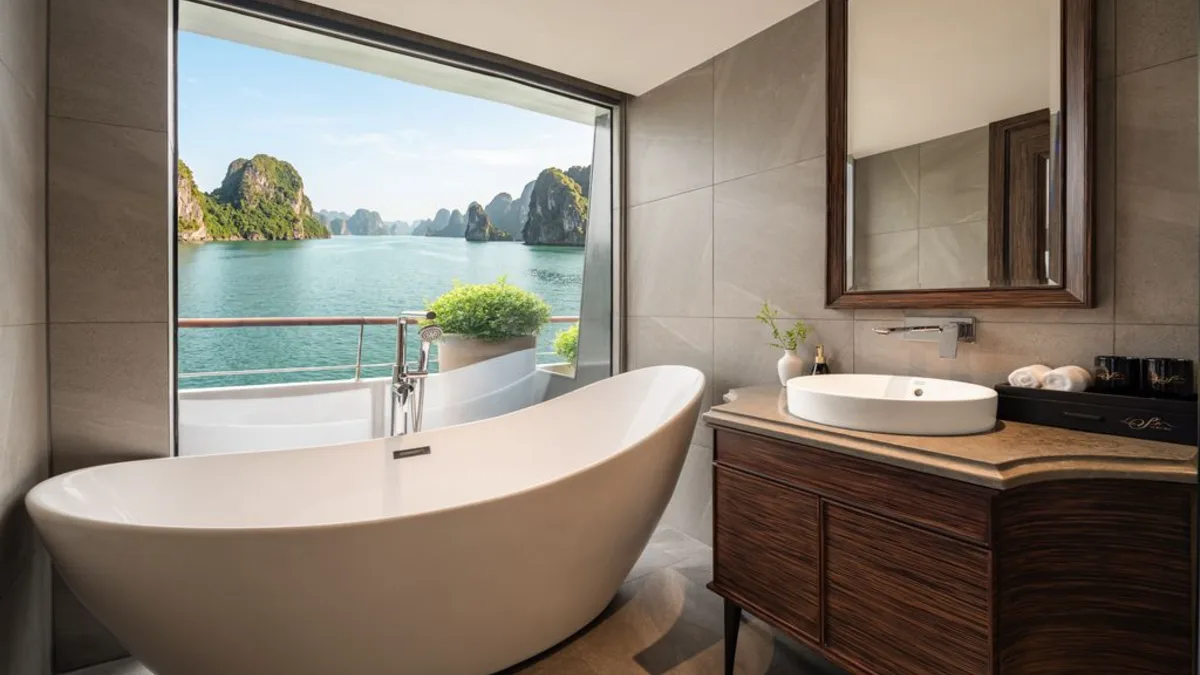 Bathtub with bay view in the Ocean View Executive Suite on La SEN of the Bay Cruises