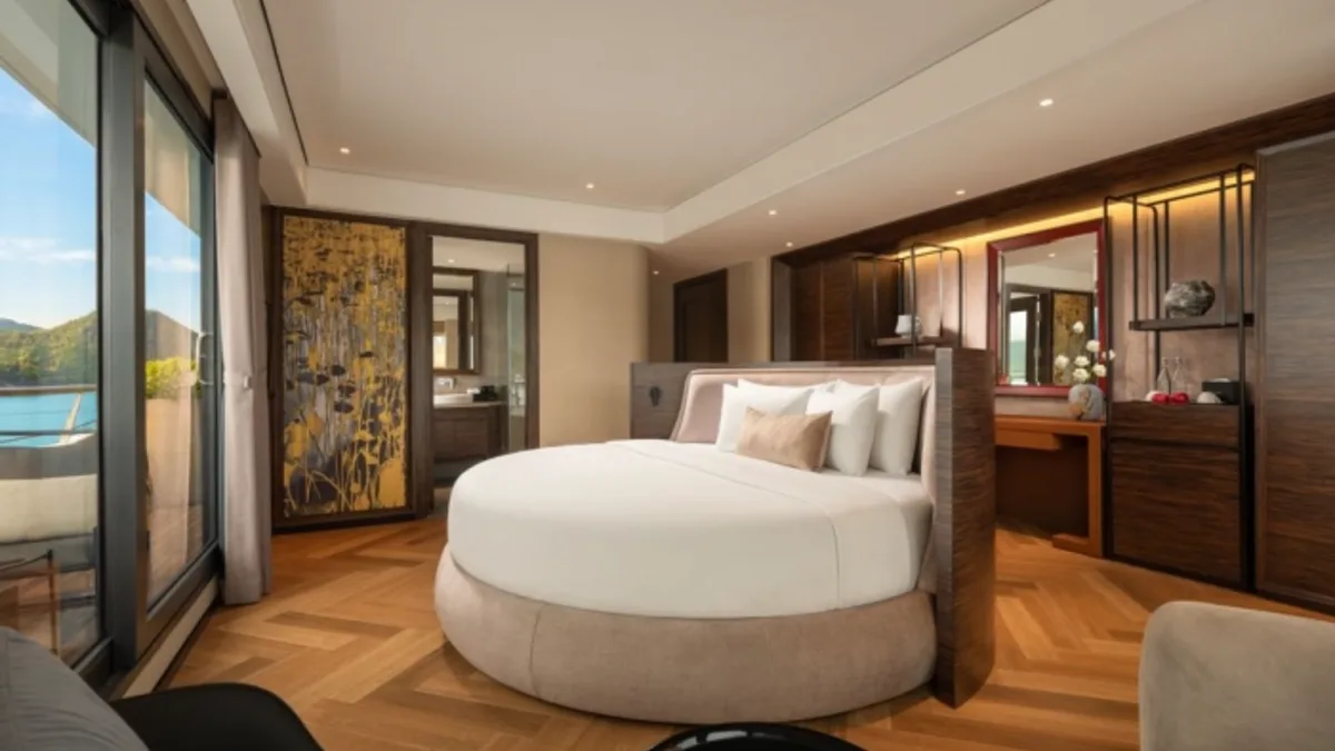 Round king bed in the Ocean View Executive Suite on La SEN of the Bay Cruises Round king bed in the Ocean View Executive Suite on La SEN of the Bay Cruises