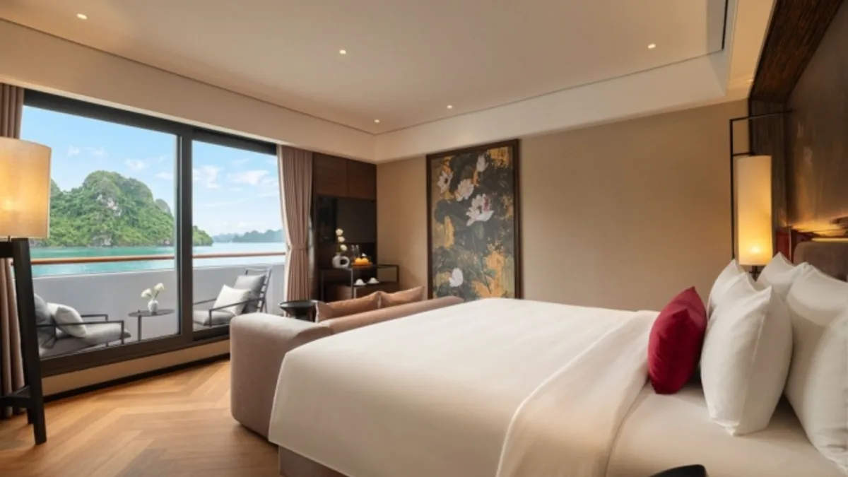 Ocean View Suite with double bed and bay window on La SEN of the Bay Cruises