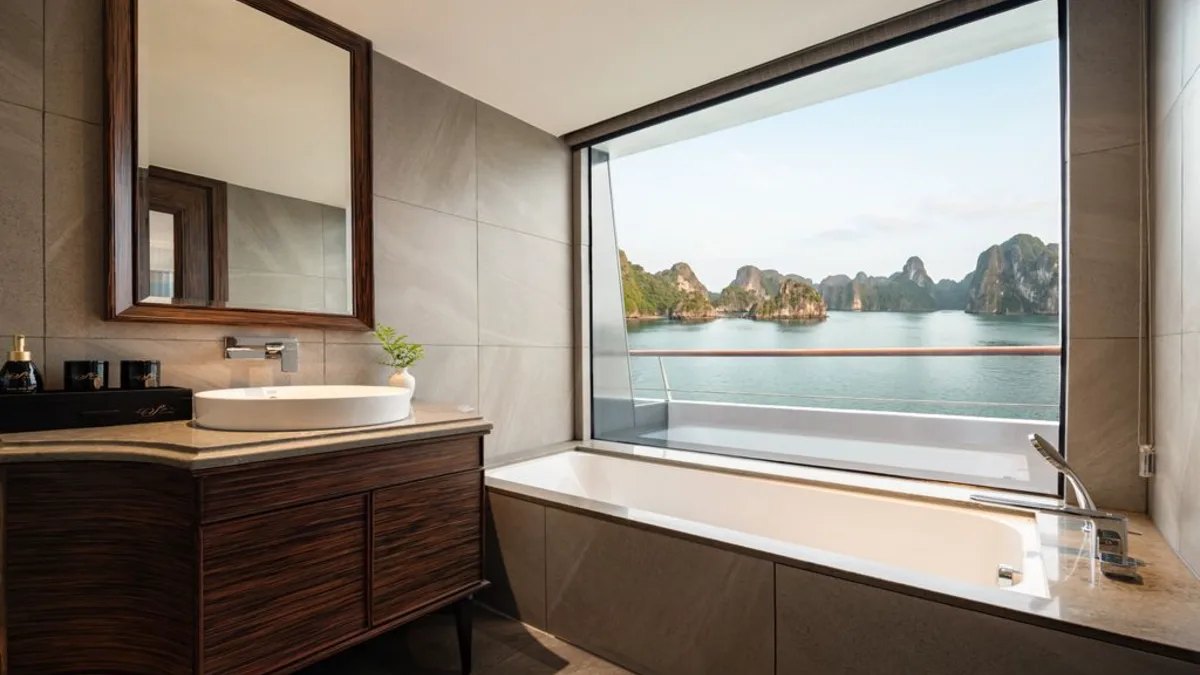 Bathroom with bay window in the Ocean View Premier Suite on La SEN of the Bay Cruises