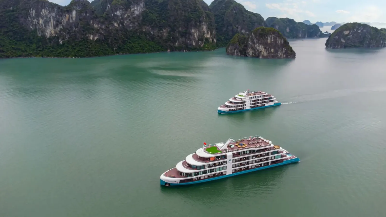 Lyra Grandeur Cruise Sailing Among Karsts