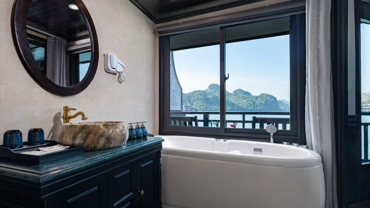 Rita Cruise Halong Bay – Bathroom with bathtub