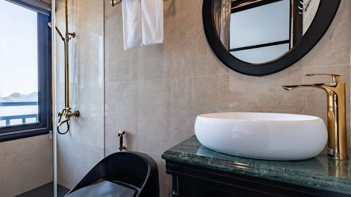 Rita Cruise Halong Bay – Suite bathroom