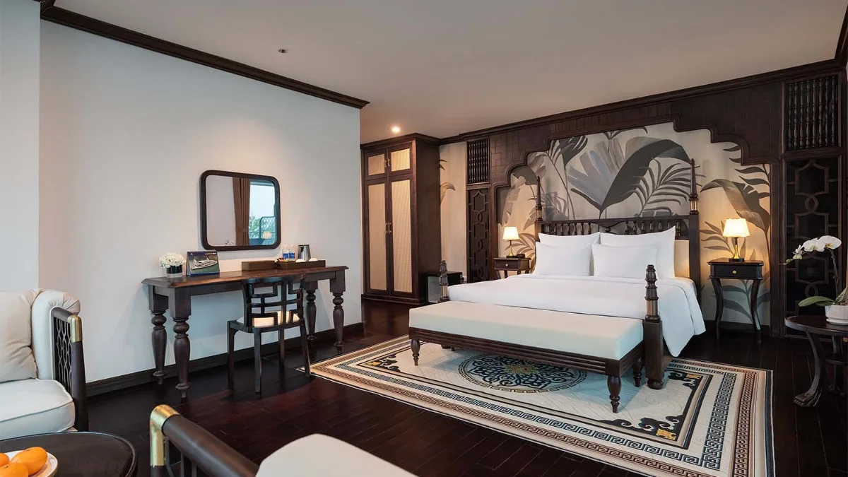 Venus Cruise Executive Suite – Bed And Desk