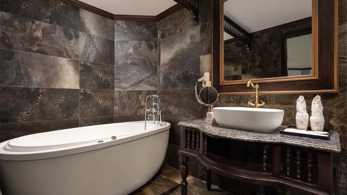 Venus Cruise Executive Suite – Jacuzzi Bathtub