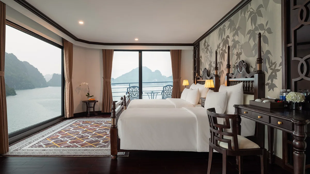 Venus Cruise Family Suite – Bed And Window