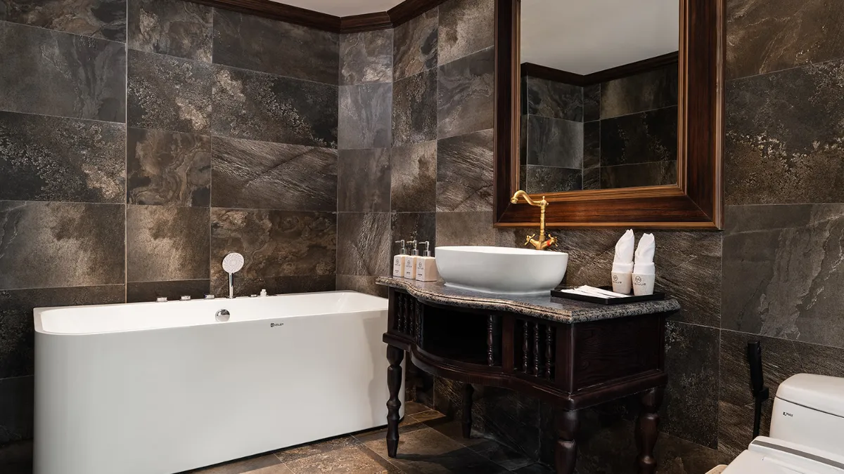 Venus Cruise Family Suite – Jacuzzi Bathtub