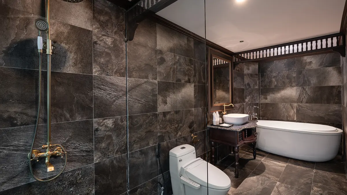 Venus Cruise Family Suite – Shower And Bathtub