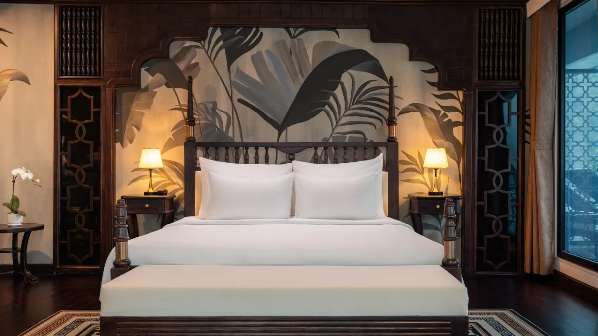 Venus Cruise Premier Suite – King Bed Lacquer Art