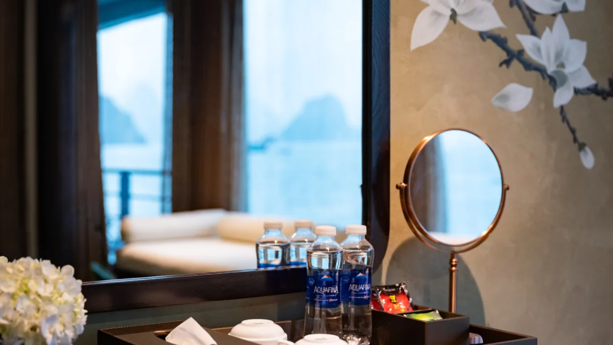 Venus Cruise Premier Suite – Window And Vanity Mirror
