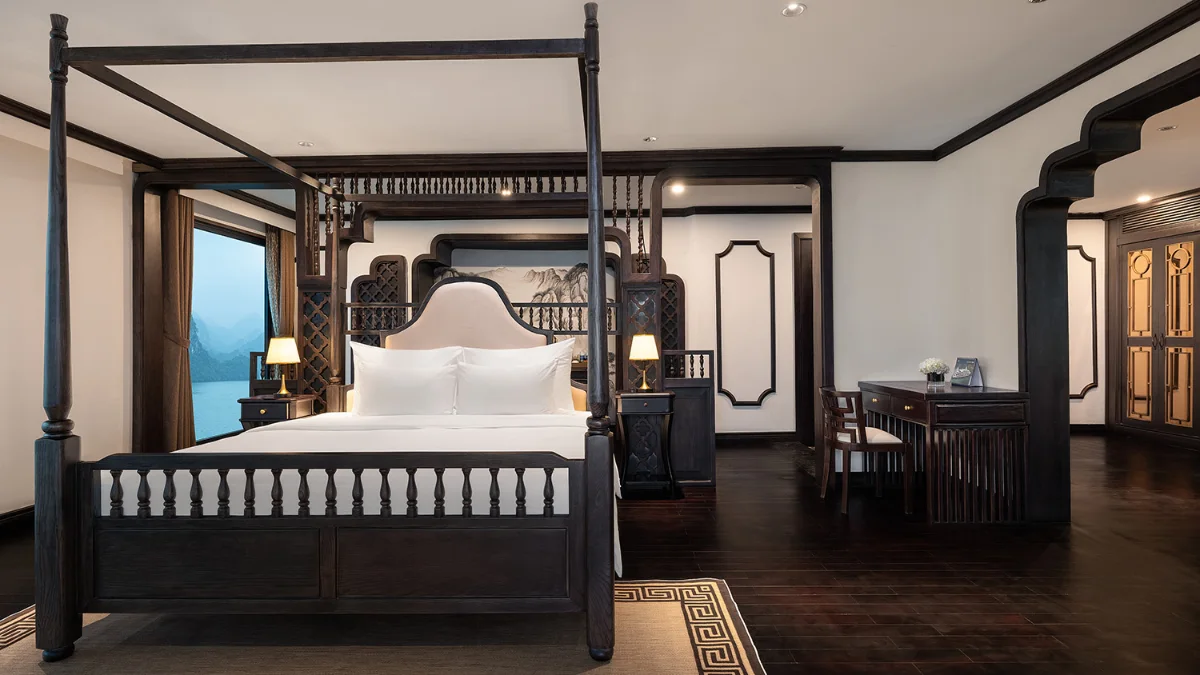 Venus Cruise President (Pearl) Suite – Four Poster Bed