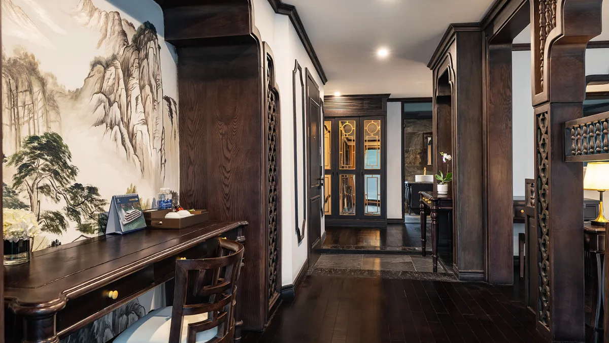 Venus Cruise President (Pearl) Suite – Suite Hallway