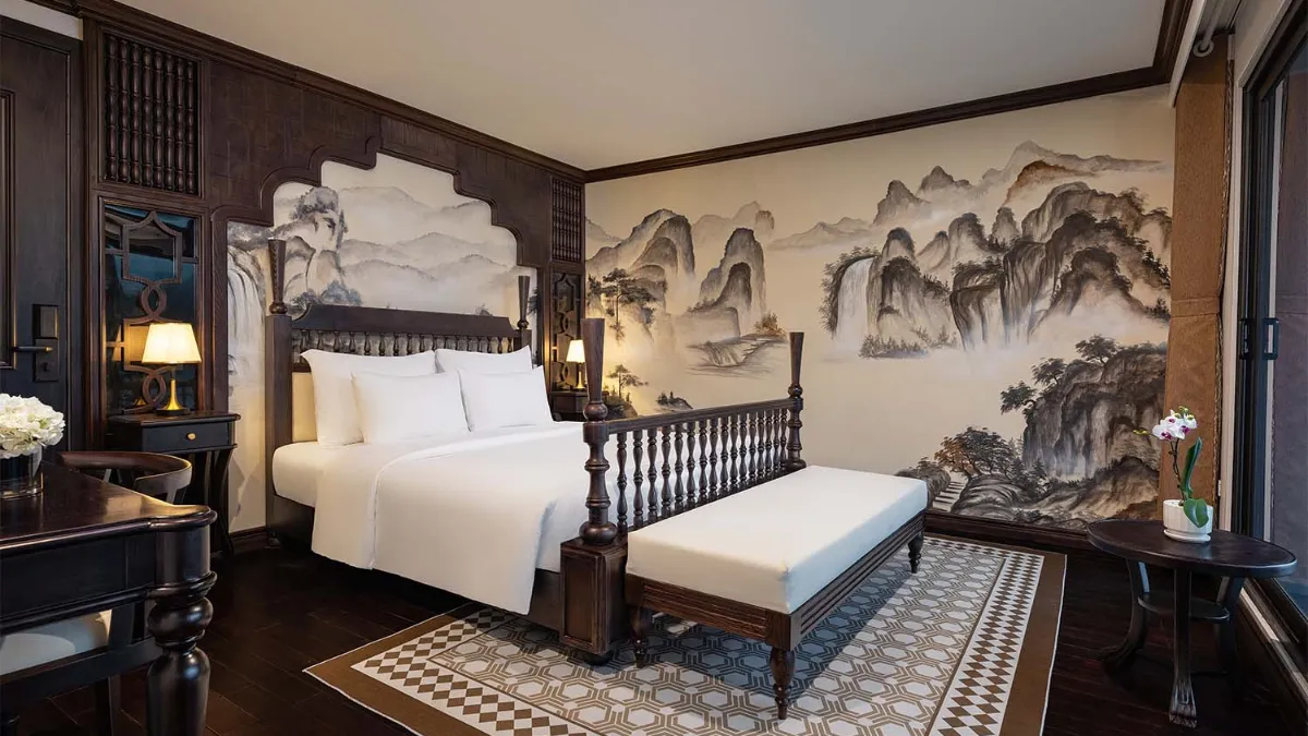 Venus Cruise Senior Suite – Bed With Lacquer Art