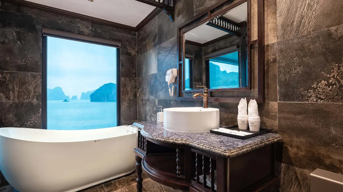 Venus Cruise Senior Suite – Jacuzzi Bathtub