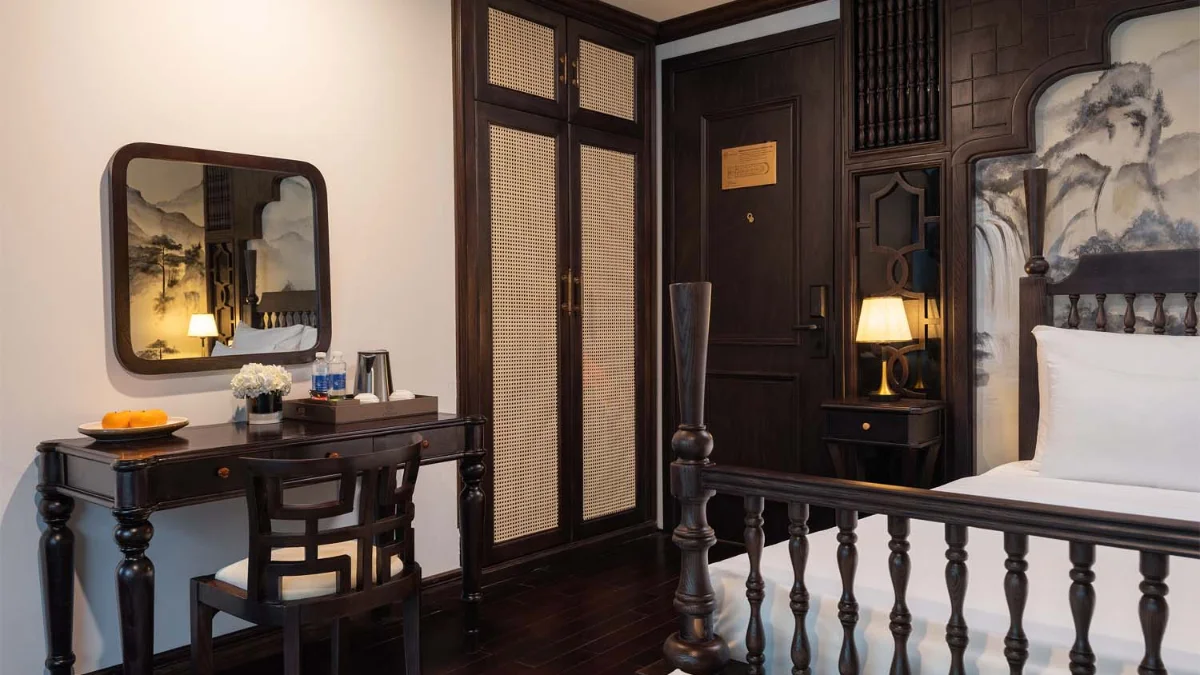Venus Cruise Senior Suite – Writing Desk
